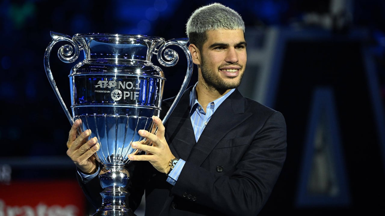 Carlos Alcaraz recoge el título de número uno de 2025, con dedicatoria especial