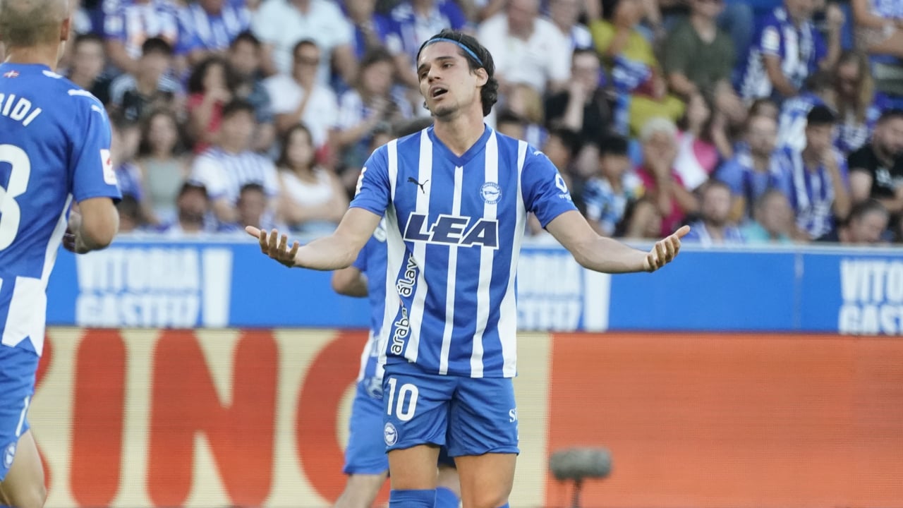 En el Alavés y explicando como lidia con la presión de ser hijo del Maradona de los Cárpatos