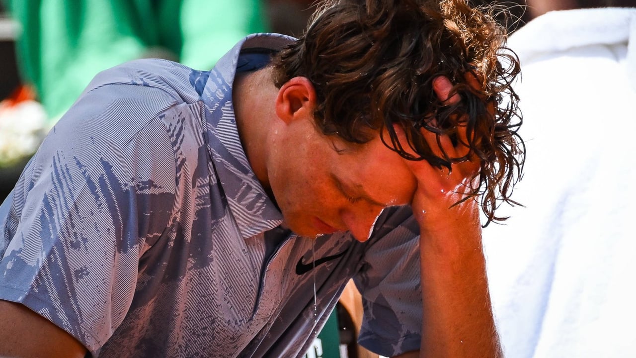 Un golpe de calor provoca el petardazo de Jannik Sinner en Roland Garros