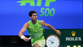 Alcaraz impone su ley en Doha ante un Riderknech muy competitivo