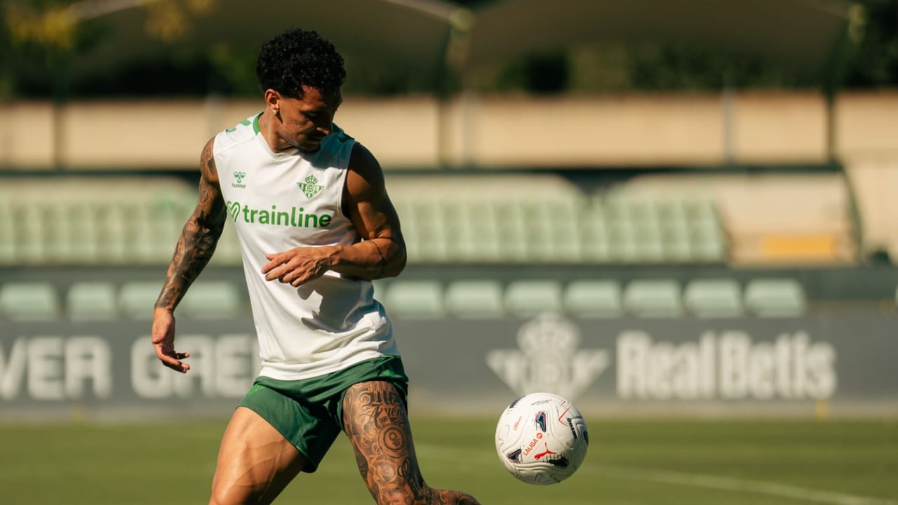 Otras cinco bajas marcan el improvisado entrenamiento del Betis tras la suspensión del amistoso contra el Ceuta