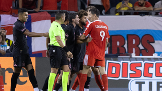 El pique entre Lewandowski y De Paul, ex de Barcelona y Atlético de Madrid: "¿Quién sos, bobo?"