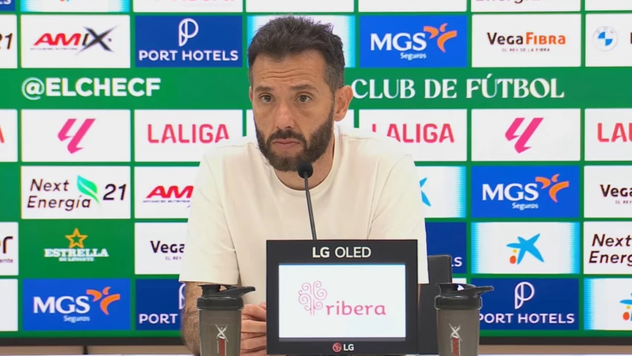 El enfado de Carlos Corberán: "No te puedo contestar yo, es que no te puedo contestar yo"