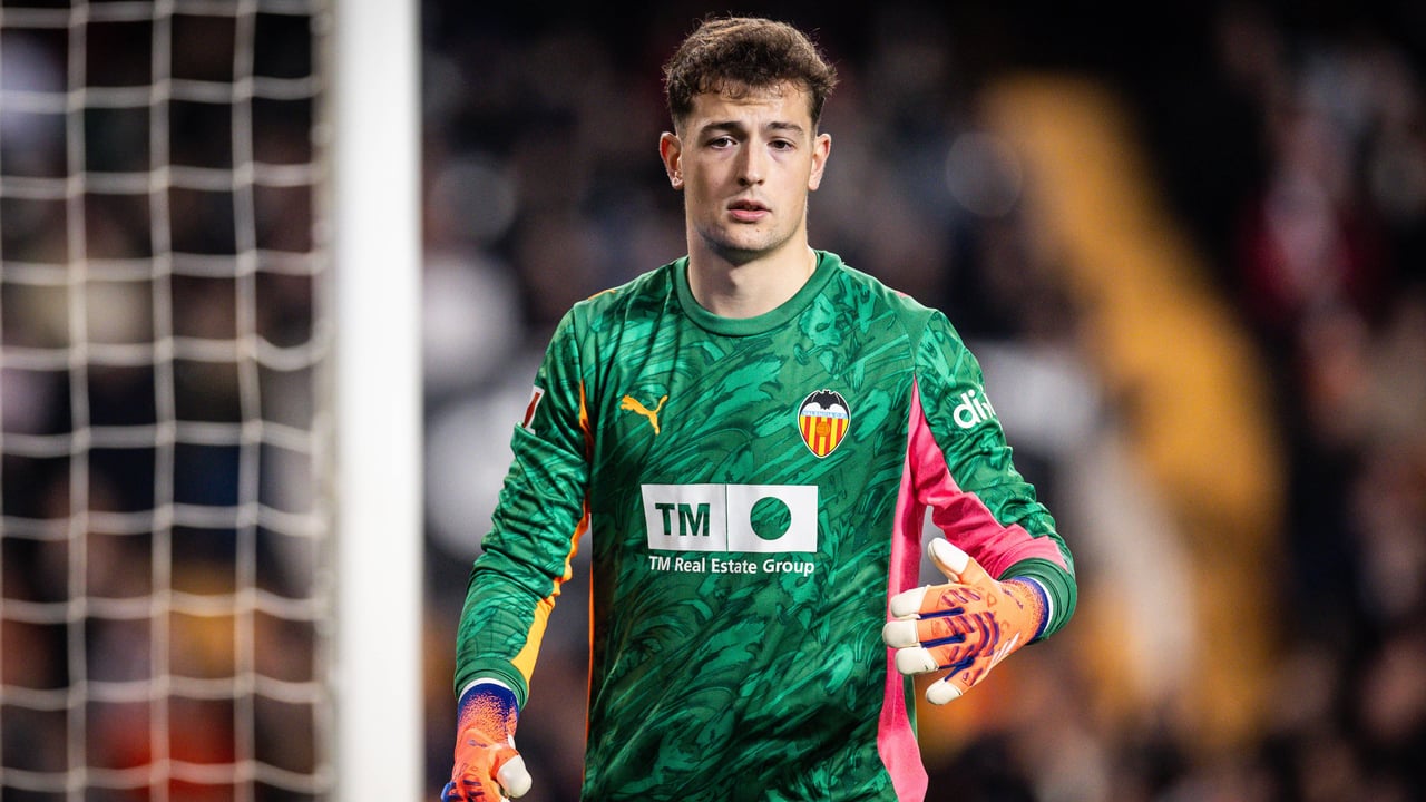 Agirrezabala está de vuelta para reabrir el debate en la portería del Valencia: la papeleta de Corberán