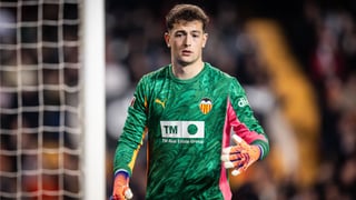 Agirrezabala está de vuelta para reabrir el debate en la portería del Valencia: la papeleta de Corberán 