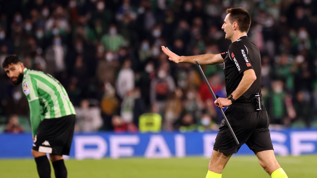 Ya es oficial: el Betis - Sevilla lo pitará Ricardo de Burgos Bengoetxea, el árbitro del 'derbi del palo'