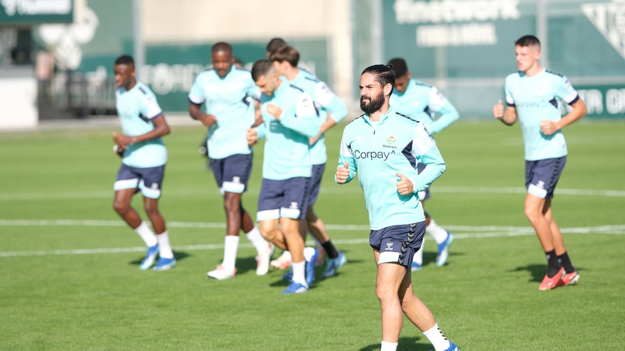 Isco Alarcón sigue al margen en la vuelta al trabajo del Betis