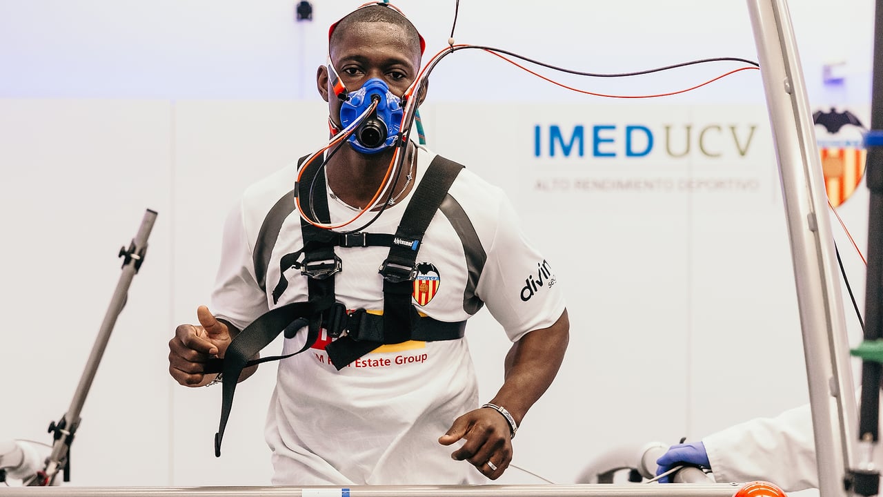 Dieng: "Mis dos hijos son gemelos, van a cumplir tres años, están contentos y orgullosos de que esté en Valencia"