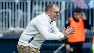 La imagen de José Juan Romero consolando a un destrozado jugador del Cádiz