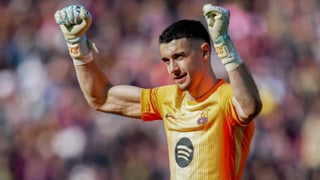 La plantilla del Barcelona se deshace en elogios con Joan García: "Es espectacular"