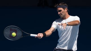 Federer desafía al tiempo en Melbourne y gana un tiebreak a Ruud
