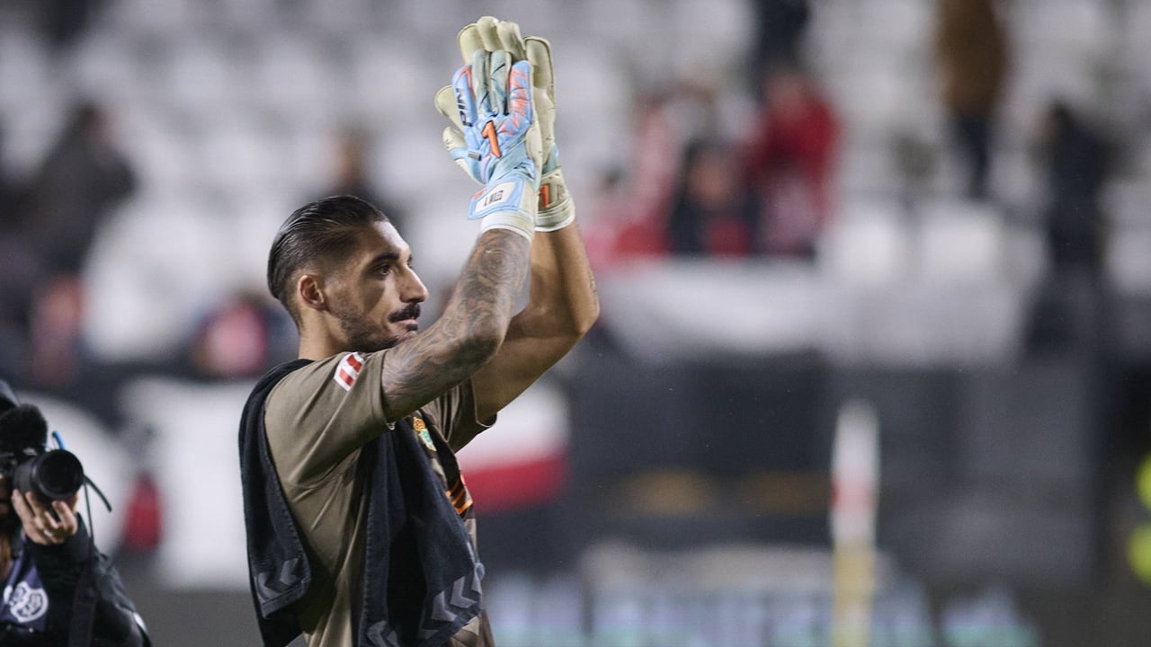Álvaro Valles, sobre el partido de Vallecas: "El equipo atrás ha estado espectacular"