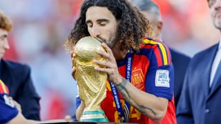 Cucurella cumple su promesa y se tatúa la cara de Luis de la Fuente tras ganar el Mundial