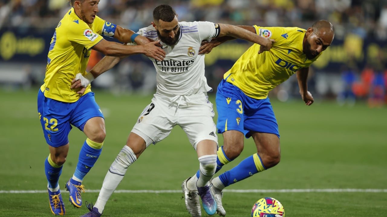 El Real Madrid gana en Cádiz y no renuncia a LaLiga