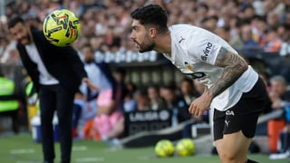 Carlos Corberán cruza los dedos con Unai Núñez en el Valencia 