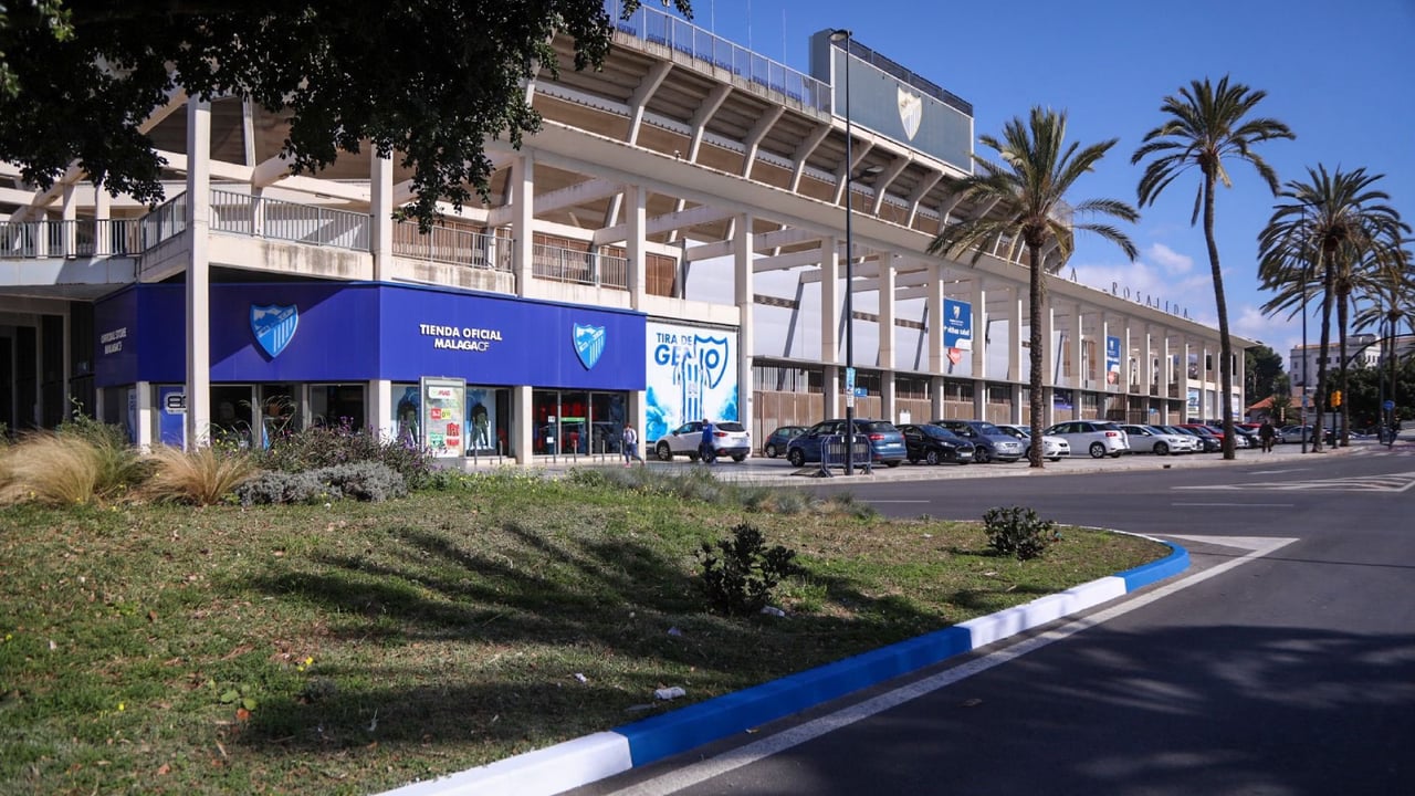 Tensión fuera de La Rosaleda, la afición del Málaga explota