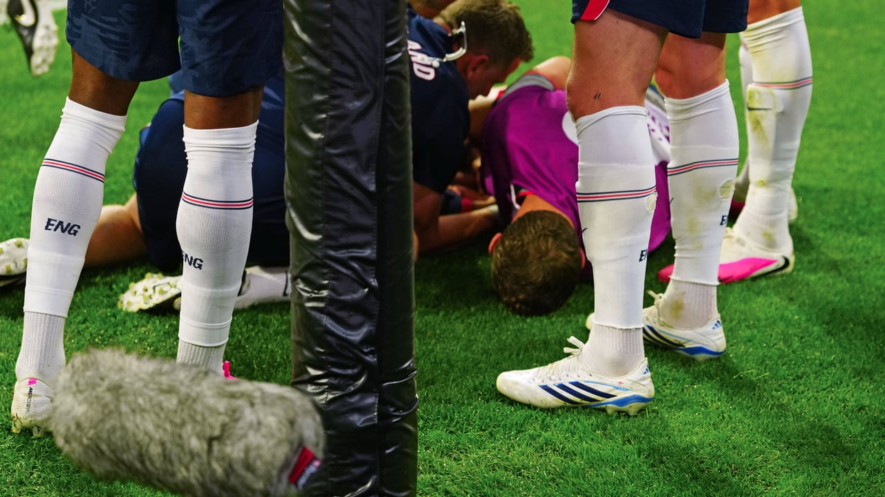 Henderson, lesionado y evacuado en camilla en la celebración de Inglaterra