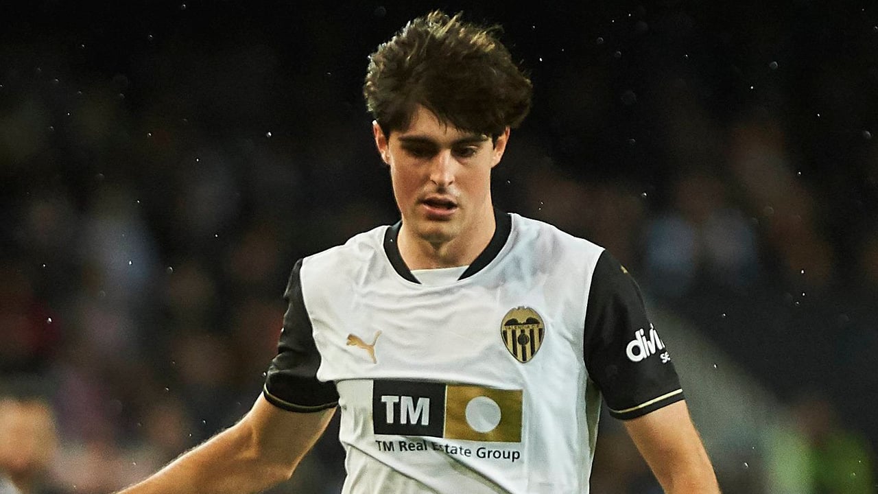 Javi Guerra le gana la partida a Pepelu en el nuevo Valencia de Carlos Corberán