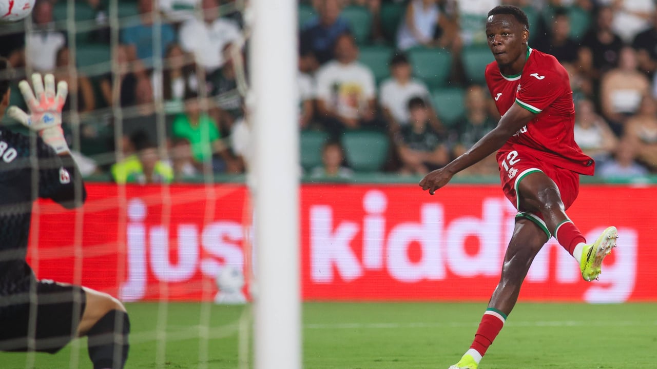 La dura vida de Job Ochieng, la nueva estrella de la Real Sociedad: "Le dejaron en la calle y le pagamos la comida y la casa"