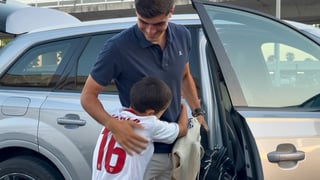 La emotiva despedida de Daniel, fan número uno de Juanlu Sánchez, en su salida de Sevilla: "Soy de San Gonzalo por él"