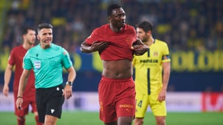 Los audios del VAR que corrigieron a Gil Manzano en el Villarreal - Valencia: "La rodilla se la lleva a Sadiq..."