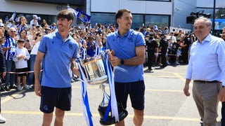 Miles de aficionados reciben al campeón: la Real Sociedad ya está en San Sebastián