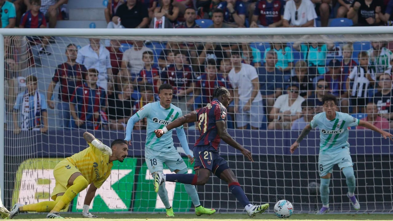 Ángel Cuéllar señala los problemas del Betis en ataque: "Sé que intentó fichar a Etta Eyong, pero..."