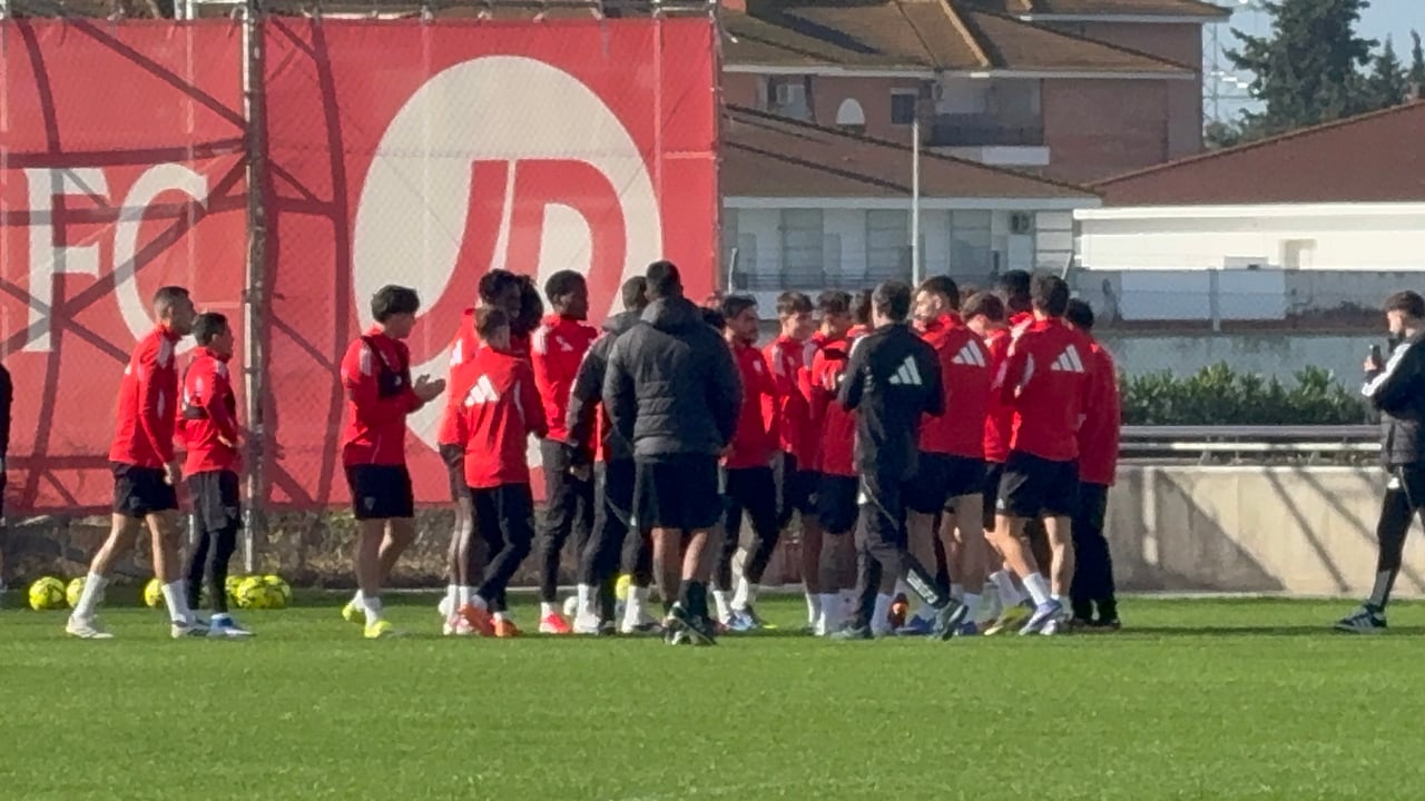 Azpilicueta continúa entrenando con normalidad en una sesión del Sevilla FC sin novedades