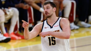 Nikola Jokic da una buena lección a Victor Wembanyama