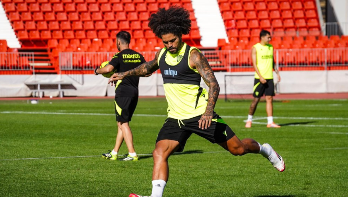 El Almería ha hecho oficial que Aridane tiene sanción por parte del club