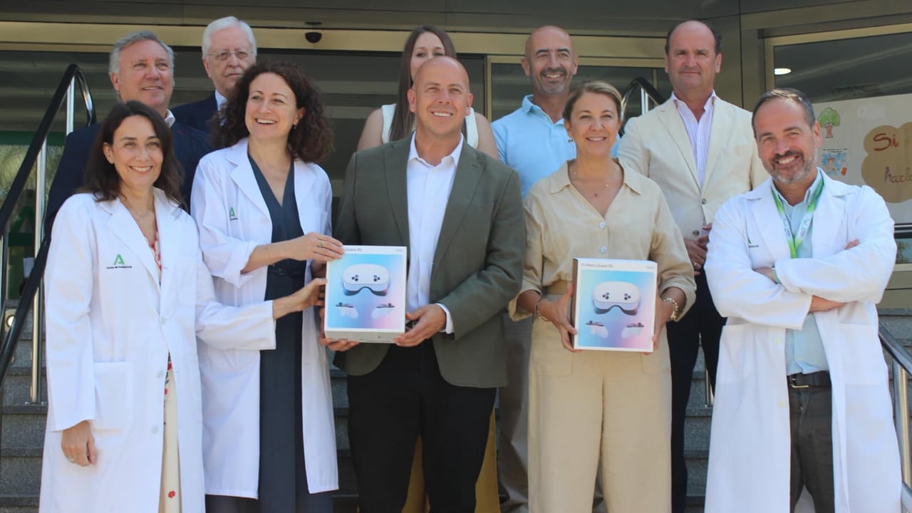 La RFAF hace entrega de gafas de realidad virtual y material deportivo a los niños y niñas del hospital infantil en Sevilla