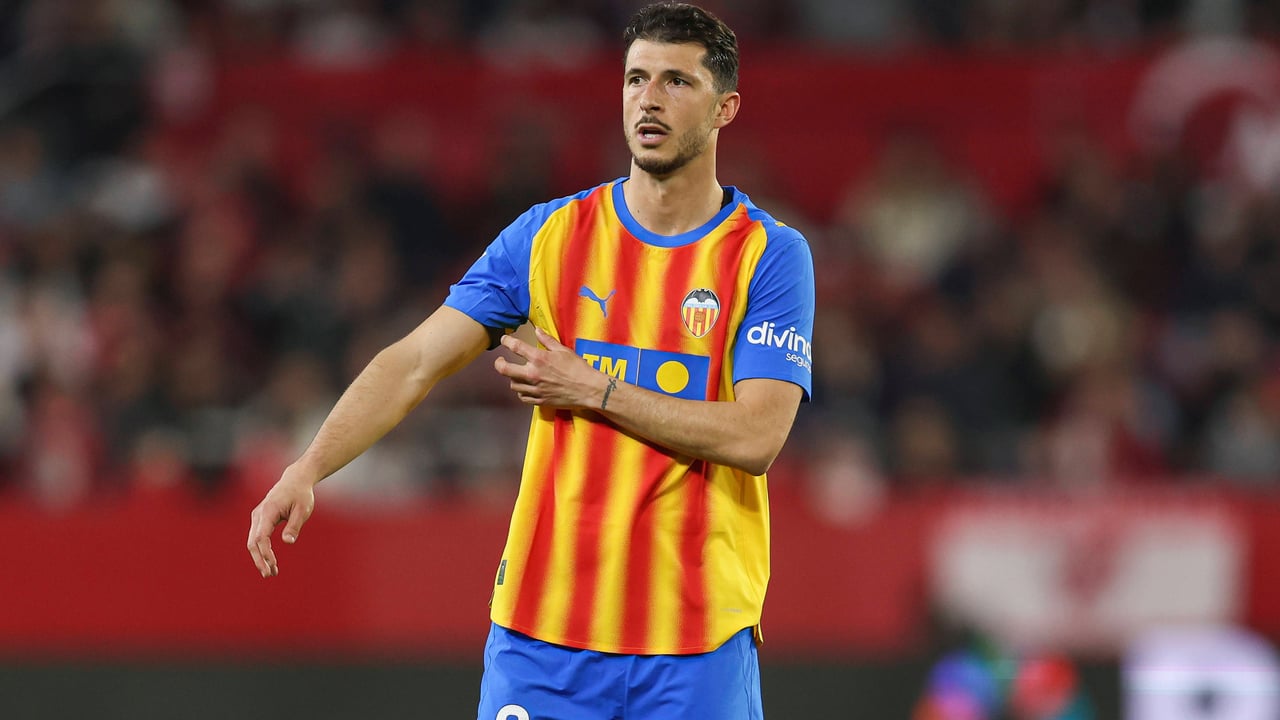 Valencia CF Eye Permanent Deal for West Ham Loan Star