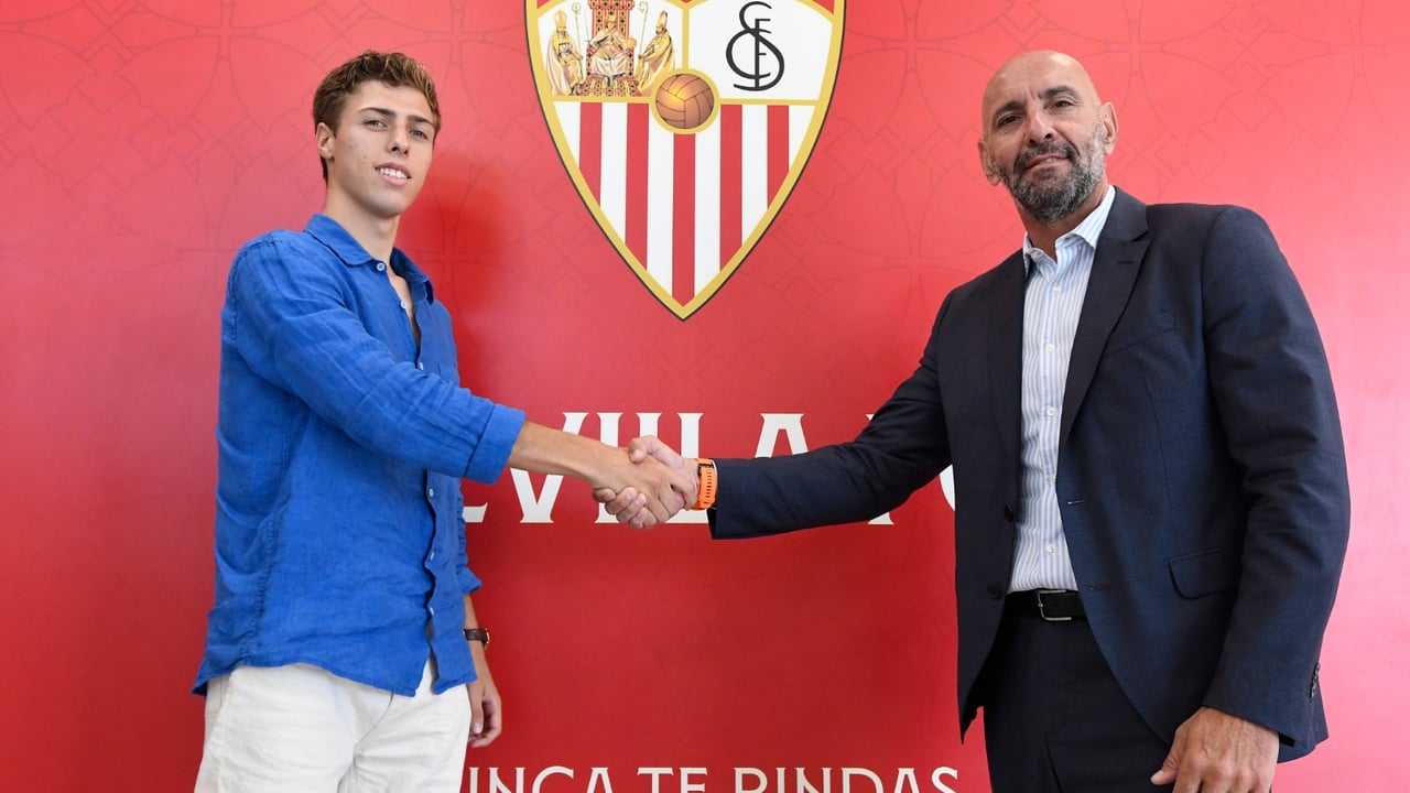 El defensa que el Sevilla 'robó' al Granada y por el que España y Uruguay se pelean para sus selecciones