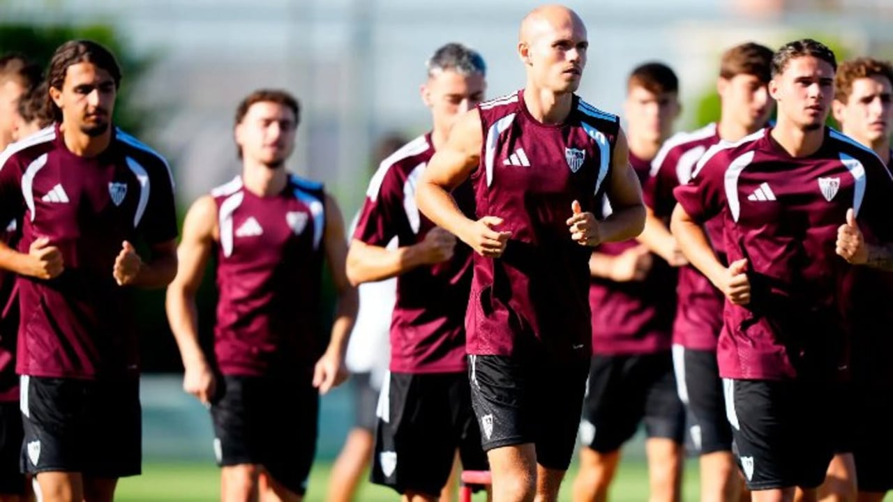 Una nueva baja, un regreso parcial y la espera de Akor Adams en el entrenamiento del Sevilla