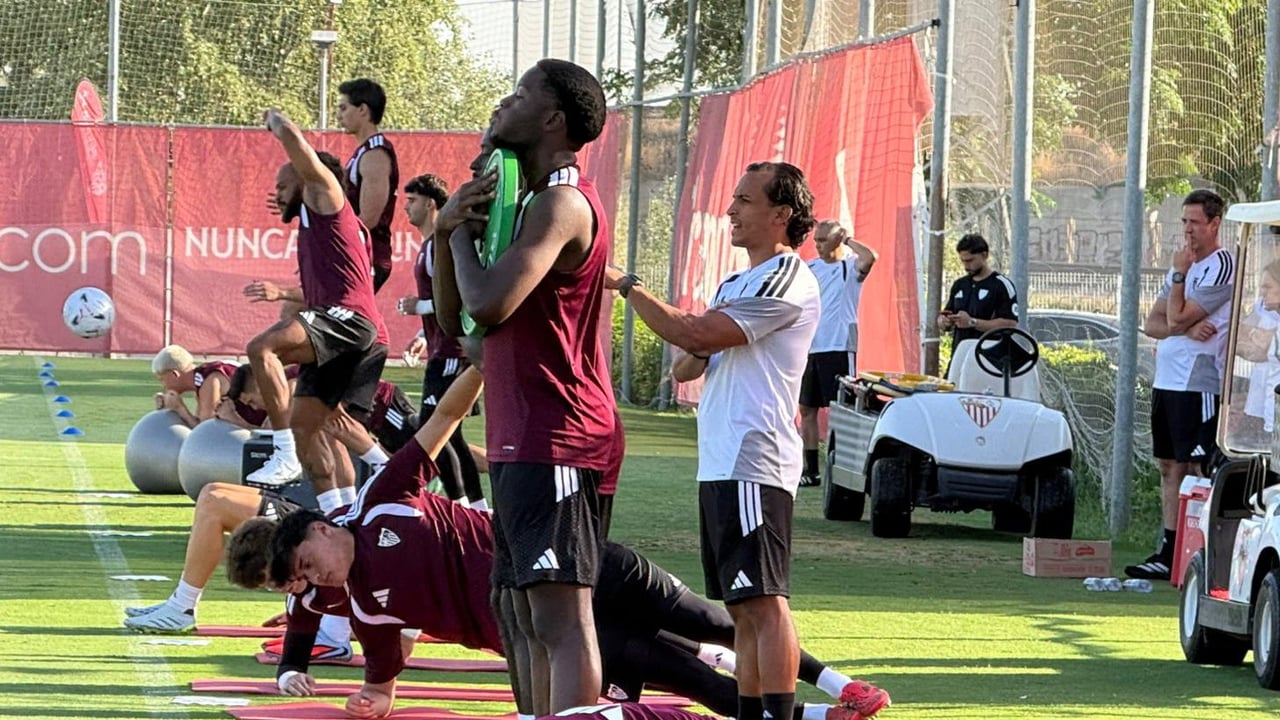 El Sevilla de la 26/27 comienza a trabajar con la destacada ausencia de Rafa Mir y un primer lesionado