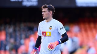 El Valencia, tras decir no a Julen Agirrezabala, ya se mueve por porteros en el mercado de fichajes: Sivera y Escandell