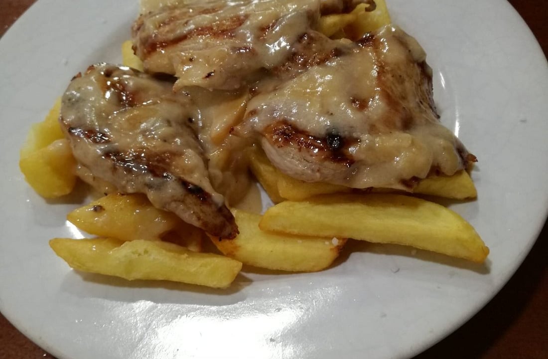 El bar de Sevilla que se ha hecho viral por sus enormes tapas