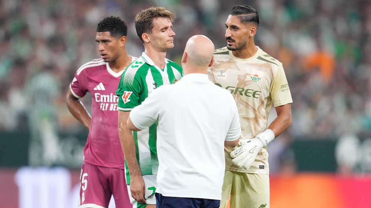 Parte médico de Diego Llorente y tiempo aproximado de baja: el central del Betis esquiva el quirófano pero sufre una fractura nasal