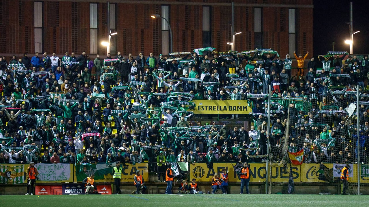 Indulto, comunión y honor: la 'marea verde' no defrauda en el Narcís Sala