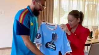 La visita de Marián Mouriño a Borja Iglesias en el Mundial con un regalo sorpresa