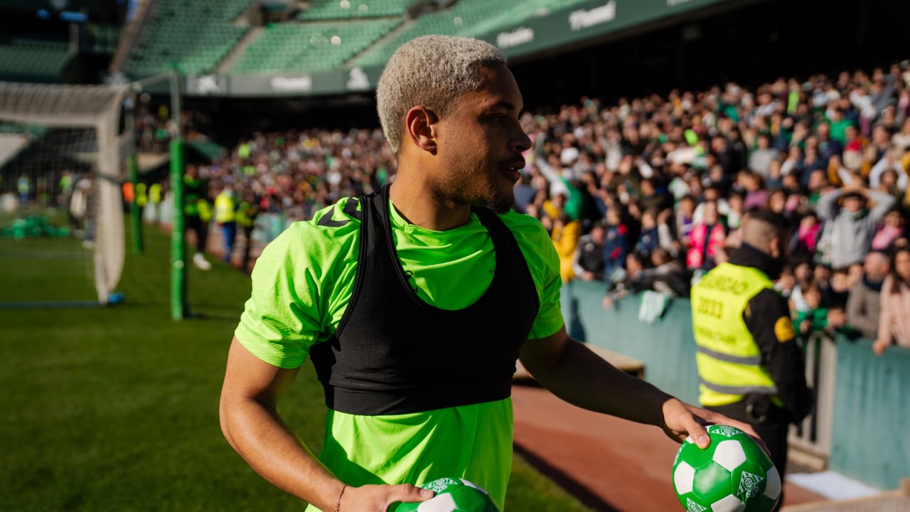 Vitor Roque se despide del Betis rendido a la afición