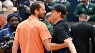 Sinner y Medvedev discrepan sobre los calambres y vómitos del italiano en Roma