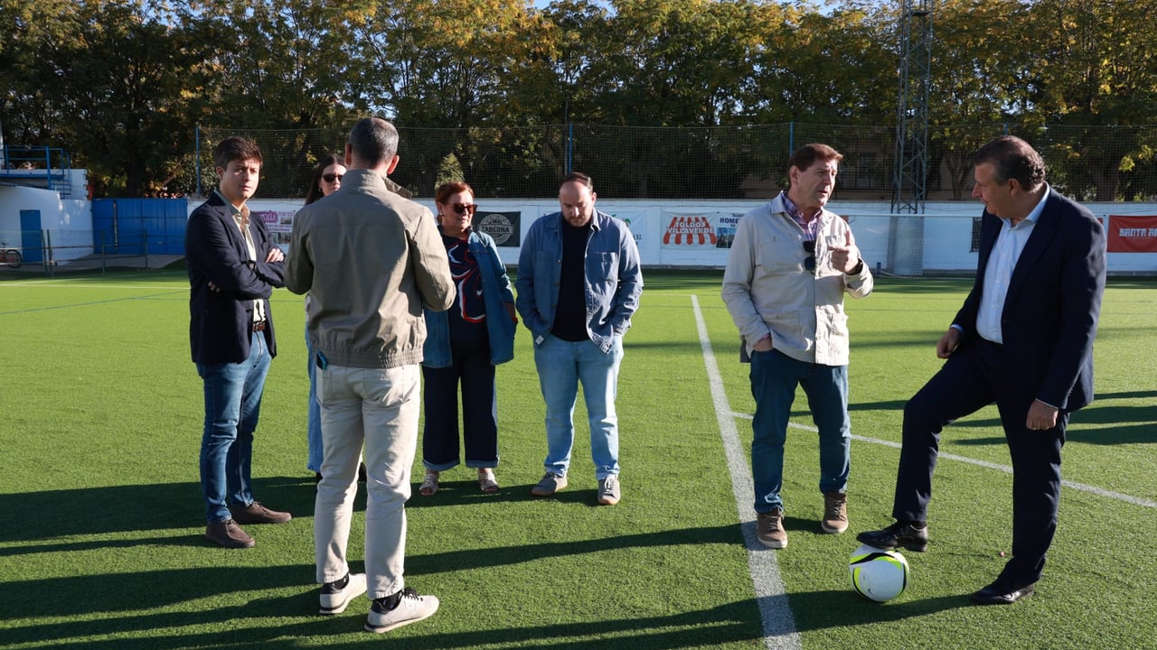 Javier Fernández certifica el campo de fútbol 11 en Villaverde del Río, primero en Andalucía sin microplásticos ni necesidad de riego