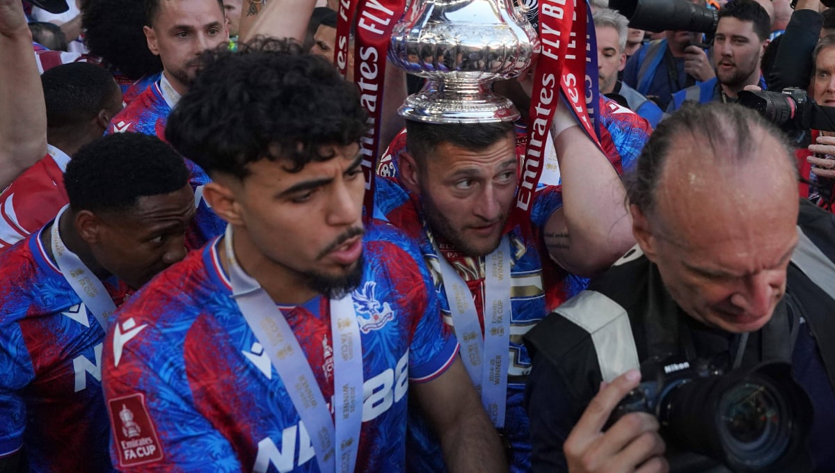 Chadi Riad no le quita ojo al Betis