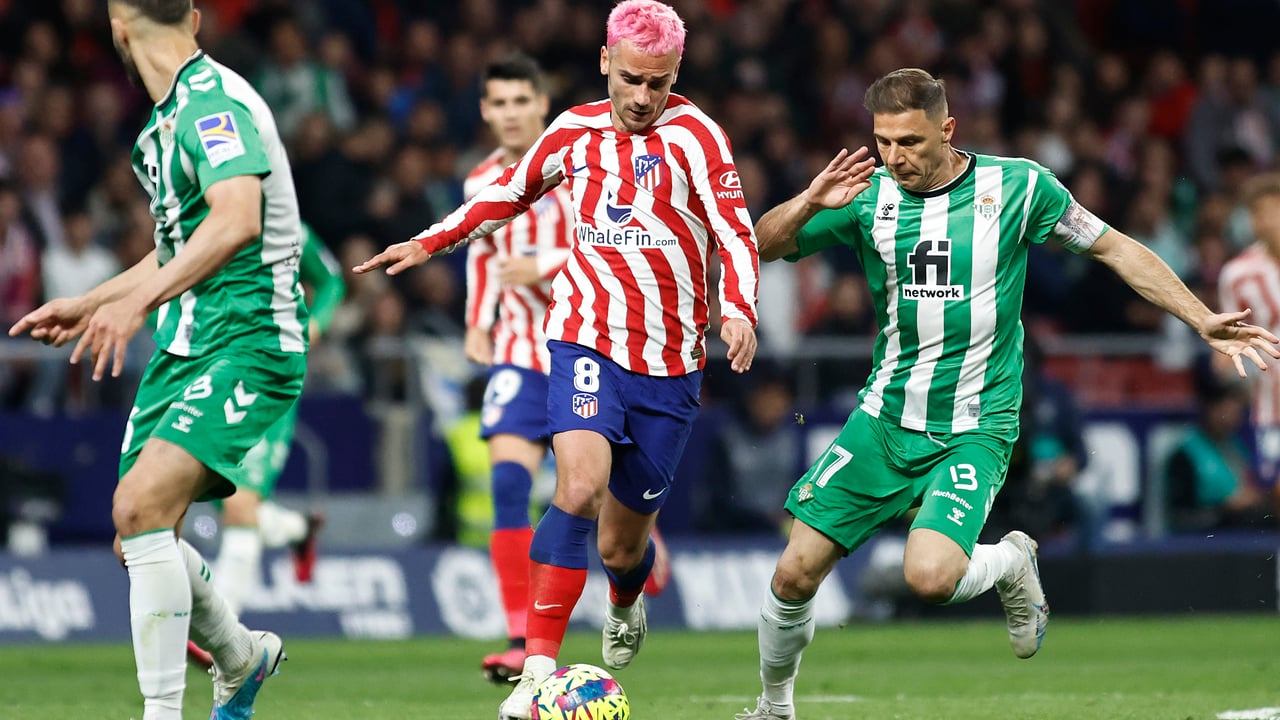 La afición del Atlético no perdona: pitos a Joaquín y cánticos a Luis Aragonés