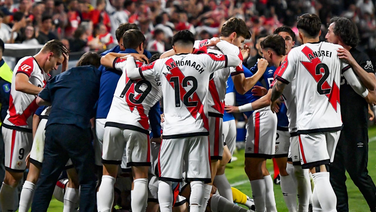 Los jugadores del Rayo Vallecano salen al rescate de los aficionados estafados antes de la final de Leipzig