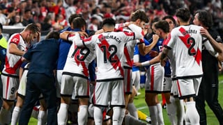 Los jugadores del Rayo Vallecano salen al rescate de los aficionados estafados antes de la final de Leipzig