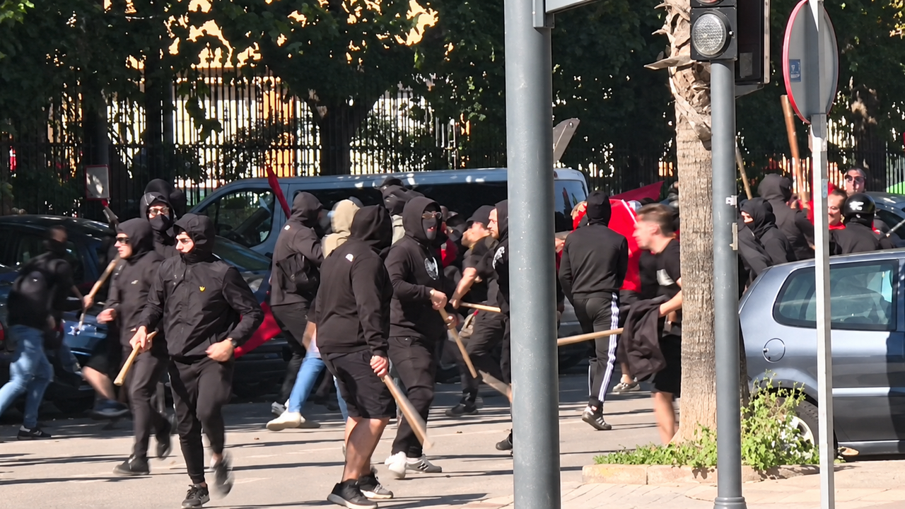 Grave enfrentamiento entre ultras del Levante y del Sevilla antes de enfrentarse en el Ciutat de València