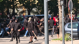 Grave enfrentamiento entre ultras del Levante y del Sevilla antes de enfrentarse en el Ciutat de València