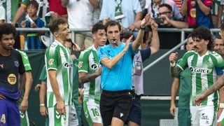 Ricardo de Burgos Bengoetxea, árbitro del Betis - Barcelona: "Los jugadores me agradecen esta forma de pitar"